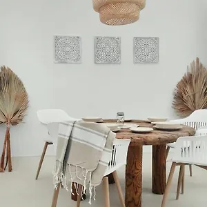 Nomad Surf House Albergue